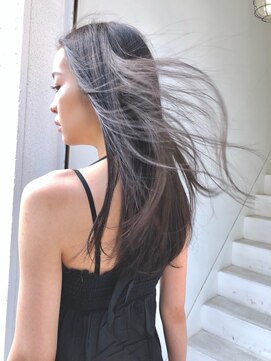 ベニス(VENICE) 風になびくストレートヘア