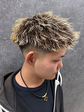 ダズルヘアーエイチ(DAZZLE hair H) 金メッシュツイストスパイラルパーマフェードカット刈り上げ短髪