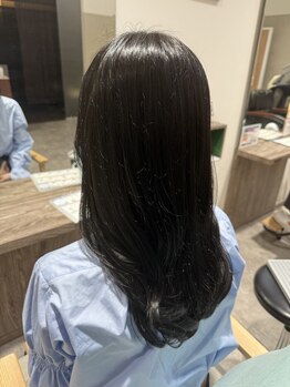 髪のダメージやクセを見極め、施術前にしっかりとカウンセリングを行います。髪のお悩みはお任せ下さい！