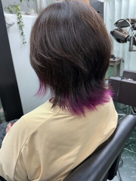 ヴェルデ(Verde) ミディアムウルフ×インナーカラーピンク