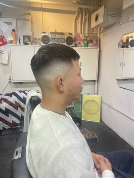 メリケンバーバーショップ フクオカ(MERICAN BARBERSHOP FUK) 波巻き束感ショートツーブロックマッシュアップバングコンマヘア