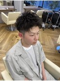 スーツ短髪ツーブロック束感黒髪シークレットパーマ流行