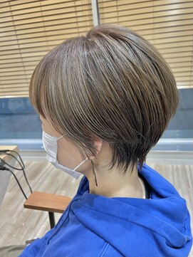 ボネッカ 鶴見(BONECCA) ハイライト×明るい白髪染めのデザインカラー