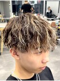渋谷緩め波巻きスパイラルパーマメンズハイライトカラー刈り上げ