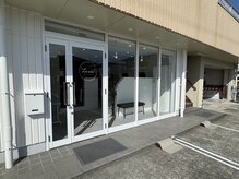 ラヴィ(La vie)の雰囲気（白い外観が目印です♪店舗前に2台駐車スペースがございます。）