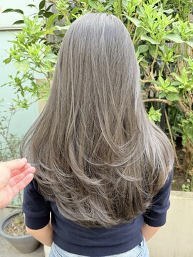 ティエラ 原宿 表参道(Tierra) 原宿表参道 赤みを抑えたアッシュグレージュとレイヤーカット