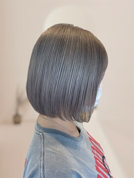 シエル バイ ケンジ 登戸 生田(CIEL by KENJE) ブリーチありシルバー前下がり内巻きボブボブ