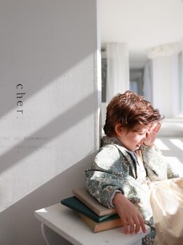 フォトスタジオで行う本格ヘアセットで、特別な記念日に、本当のお気に入りを一緒に創り、彩ります。