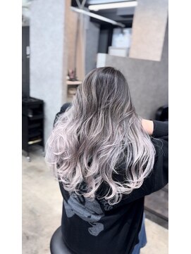 ラヴェ(LAWE.) グレー系バレイヤージュ