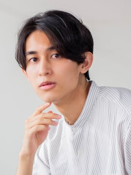 サーカス バイ ビュートリアム 青山(CIRCUS by BEAUTRIUM) ナチュラルセンターパート ツーブロック 刈り上げヘア