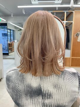 ナル(nalu.) ブロンドベージュ / ミディアムレイヤー / レイヤーカット