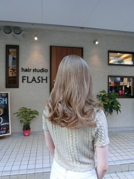 ヘアースタジオ フラッシュ(HAIR STUDIO FLASH)の写真/白髪ぼかし、ハイライトでおしゃれな白髪染めが好評♪髪への負担を軽減しながら艶のあるキレイな仕上がりに