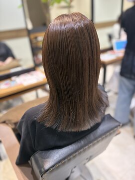 ケンジ 南林間(KENJE) 透明感アッシュの艶切りっぱなしミディスタイル