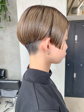 テトヘアー(teto hair) ハンサムショート、前下がりショート、グレージュ、刈り上げ女子