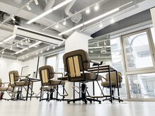 『sii.の店内の特徴』自然光が差し込む【シンプルで落ち着いた心地良い空間】でゆっくりとお過ごし下さい