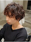 前髪有りのスパイラル波巻きパーマイメチェン耳かけショート