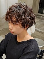 ストレータ バイ マリオ(Strata by mario)&nbsp;前髪有りのスパイラル波巻きパーマイメチェン耳かけショート