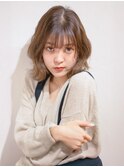 柔らかベージュ×外ハネミックスボブ