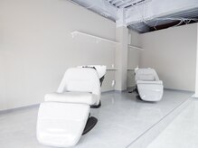 flou 髪質改善/エクステ/ブリーチ/メンズ/ヘッドスパの雰囲気(シャンプー台にはタカラJETCUBEを搭載。頭皮汚れまでごっそり。)