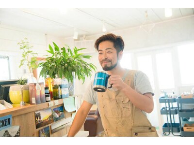 床も壁も天井も全て天然の無垢材。壁は漆喰に藁と炭を混ぜてます