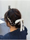 編みこみリボンのシニヨンスタイル