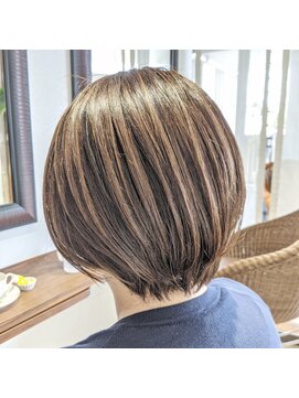 ヒカリア 立川(Hikaria) 白髪ぼかし ショートボブ