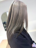 アンバー(Amber)&nbsp;アンブレラカラー × 少し紫味のあるホワイトベージュ