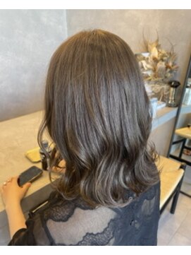 アチーブリス(achieve Liss) 毛先ウェーブくびれミディ やわらかグレージュアッシュベージュ