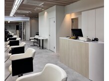 レポ(lepo)の雰囲気（清潔感ある白を基調とした、あたたかい雰囲気の店内）