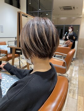 ネオリーブエム(Neolive em;) くびれショートスタイル×ハイライト