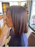 ミディアムボブの大人感を堪能。 ツヤブラウンの美人色