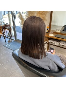O ツヤ髪ストレートミディ×やわらかブラウンカラー