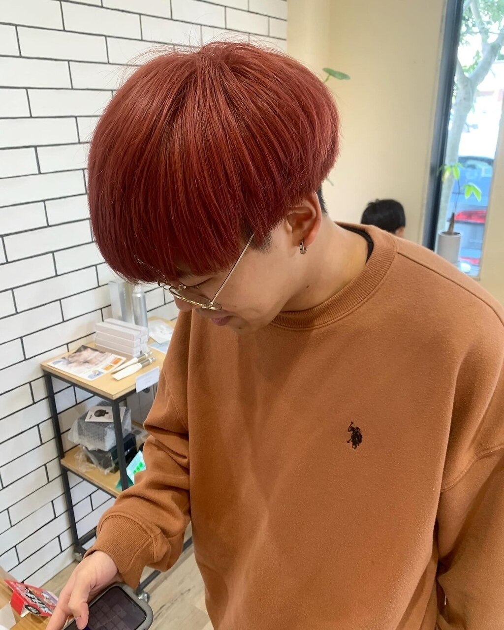 オレンジマッシュ刈り上げサラ髪ハイトーン派手髪ツーブロック