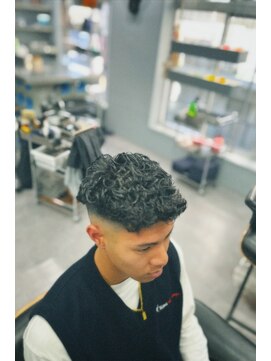 アイコン ブルー メンズ(I-CON #blue MEN'S) スキンフェード×外国人風パーマ