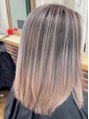 カルラ(Karra) 高明度のバレイヤージュ。巻くとより動きのある抜け感スタイルに