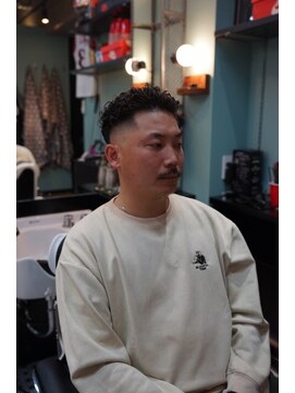タイト スワッグ バーバーワークス(TIGHT SWAG BARBERWORKS) スキンフェード×ベーシックパーマ