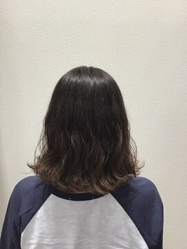 アクセ 20代30代40代大人可愛いアッシュカラー×クセ毛風パーマ外国人風