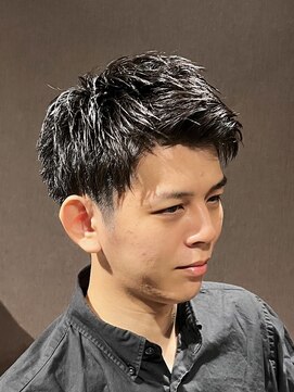 ビーダンディー(Bee dandy) ビジネスカジュアル 黒髪ツーブロックショート 束感アップバング