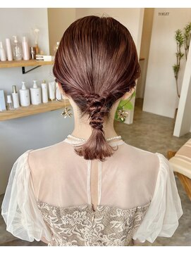 ユニ (uni) お呼ばれヘアセットに！編みおろしスタイル