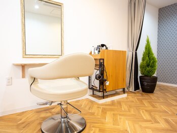 リノアヘア(rinoa hair)の写真/大型店が苦手な方にお勧め！白を基調とした居心地のいい隠れ家サロンで、特別なひとときを。