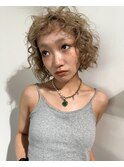 〈生平〉ハイトーン/ベージュ/パーマ風スタイリング