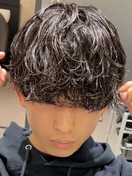 men’s salon NODE 栄メンズサロン/men'sパーマ/men'sカット/men'sショート/men's眉毛の写真/スーツに映える清潔感と休日の遊び心を両立。ON/OFF自由自在で、色気×清潔感を纏う大人のメンズスタイルへ