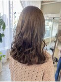 大人可愛い柔らかベージュカラー重めロングゆるふわ巻き