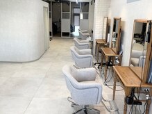エフ(efu.)の雰囲気（ホワイトグレーを基調とした明るい店内となっております。）
