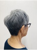 グレーヘアのベリーショート