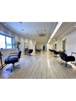 【完全予約、担当者制】座席の間隔が広いプライベート空間と丁寧な技術でリピート率約98%を誇るサロン！