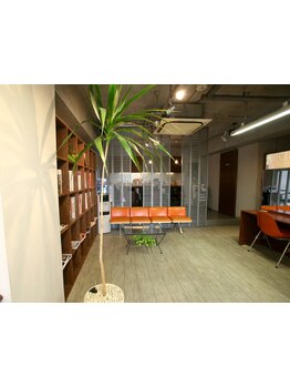 暖かみのある配色の店内に、センスの光るスタイリッシュなインテリア。つい寄りたくなる居心地の良さです♪