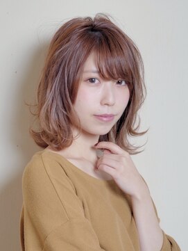 柔らかブラウンカラーで魅せる大人のナチュラルミディアム