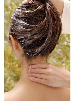 ヘアースペース ピエロリンク(HAIR space Pierrot Link)の写真/自然素材のクリームで頭皮から首筋・肩を丁寧にほぐし、香りによるリラックス効果で心身のバランスを調整♪