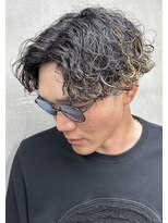 ダズルヘアーエイチ(DAZZLE hair H)&nbsp;センターパート波巻きパーマハイライトツイストスパイラル